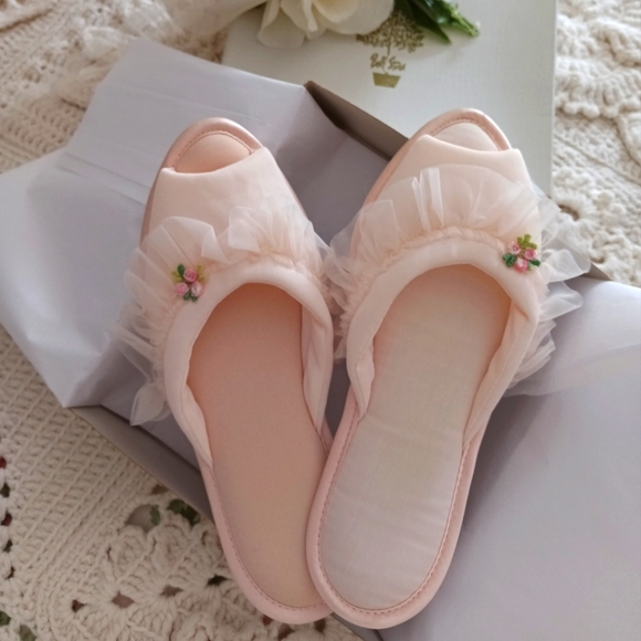 UNWORN, PRECIOUS, PINK BRIDAL SLIPPERS IN ORIGINAL GIFT BOX FROM THE 1950S! - Picture 13 of 15